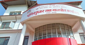 लगनखेल मालपोतका तीन नासु र दुई लेखापढी व्यवसायी ३ लाख घुससहित पक्राउ